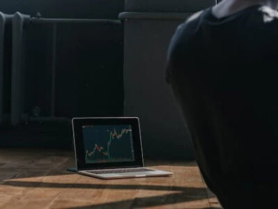 DeFi Protocols vs. Banks: How Decentralized Finance Works